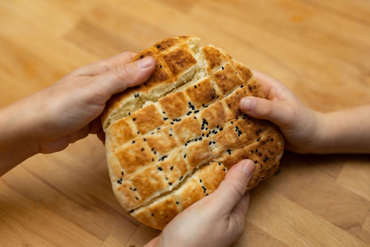 Symbolbild gemeinsam Brotbrechen Symbolbild gemeinsam Brotbrechen