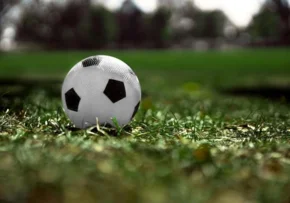 soccer-ball-in-grass_925x.jpg | Foto: https://burst.shopify.com/photos/soccer-ball-in-gr