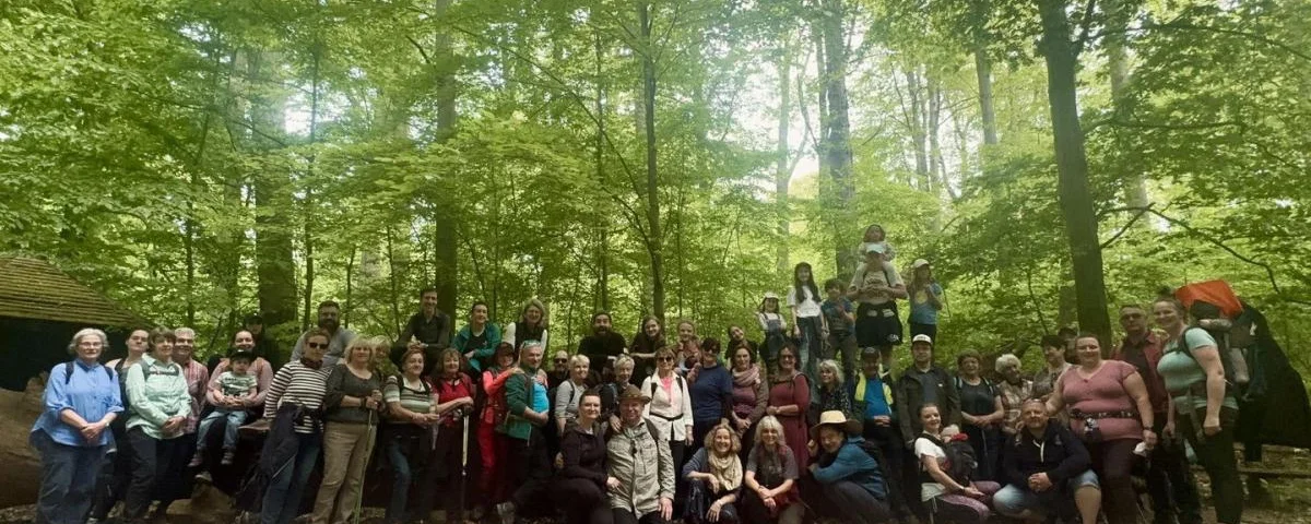 09_Gruppenfoto im Wald-min.jpg