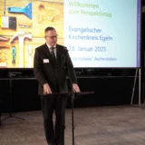 20250118-Perspektivtag-Aschersleben-04-web Präses der Kreissynode, Erik Hannen, eröffnete die Veranstaltung. Ev. Kirchenkreis Egeln